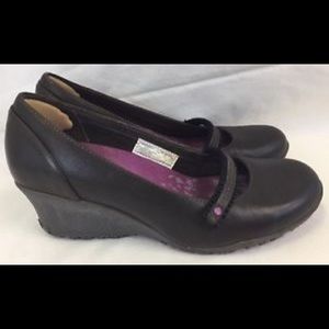 Merrill Petunia Espresso Wedge